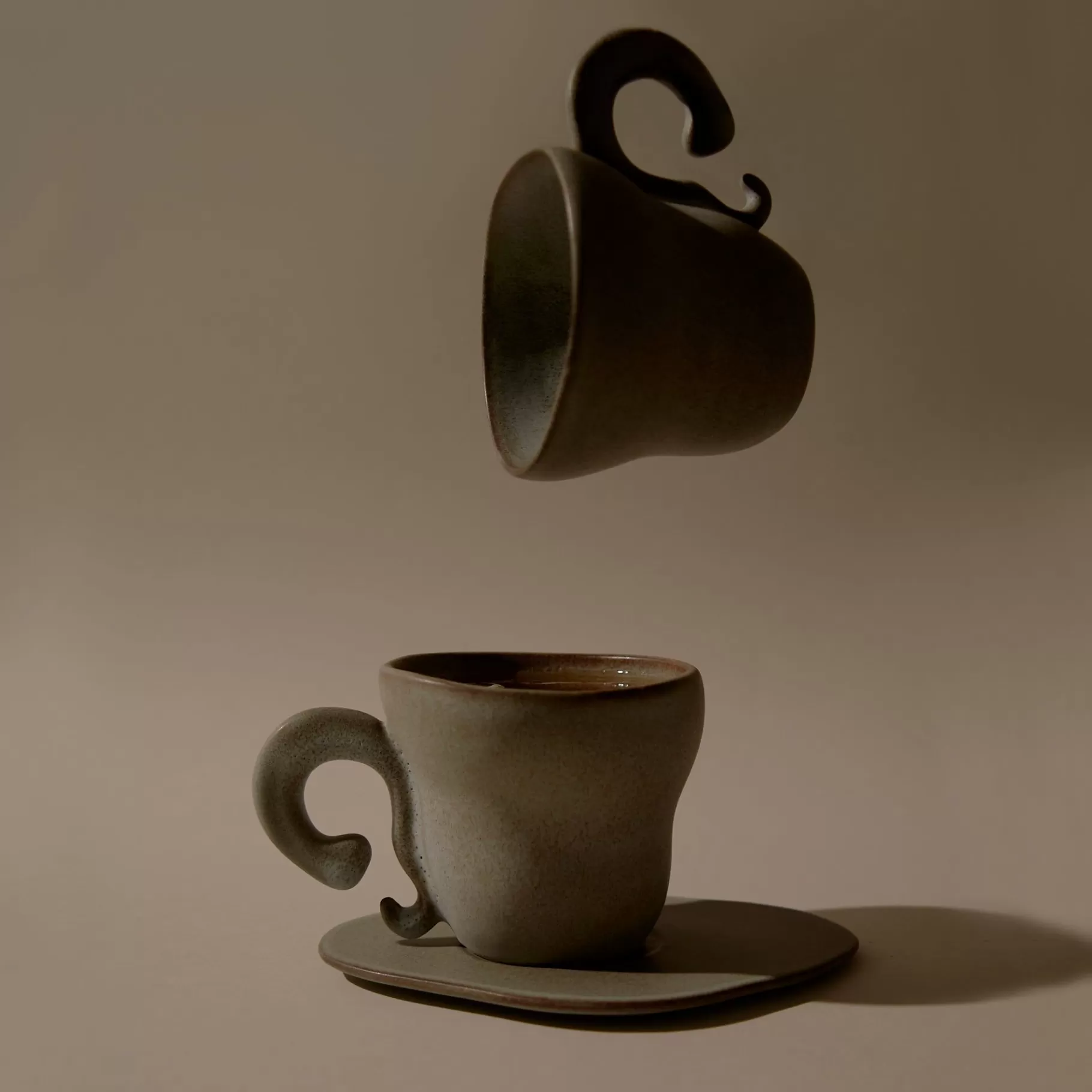 Anissa Kermiche Maison>Renversez Les Tasses De The (Gris Tachete De Rousseur Mat)